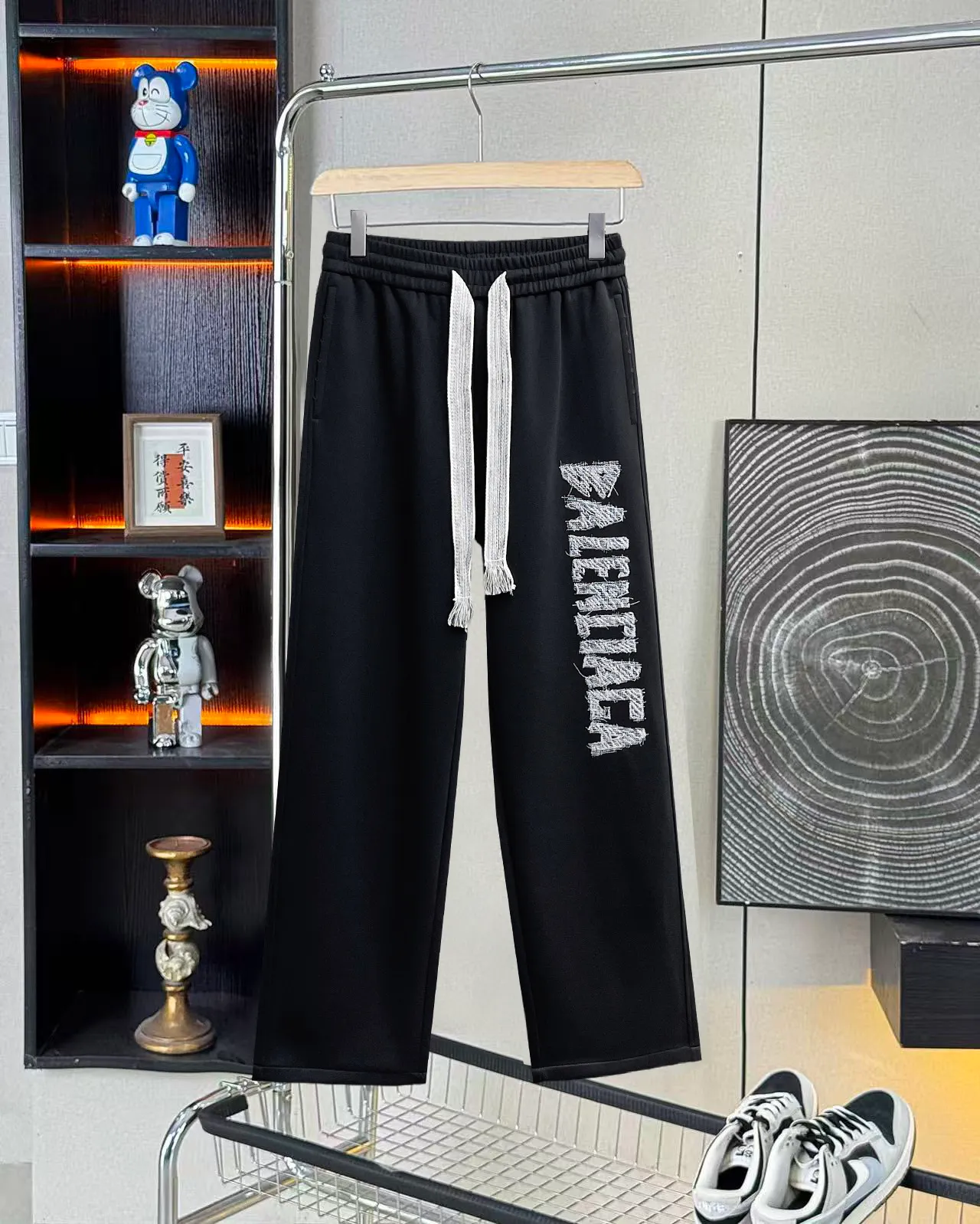Balenciaga 🆕2026 Autumn and Winter New Arrival Casual Pants! The official website will be released simultaneously. Brand Classic LOGO casual pants, customized fabrics, excellent comfort and strong touch. Highly recognisable, perfect appearance and craftsmanship. Size:M-3XL